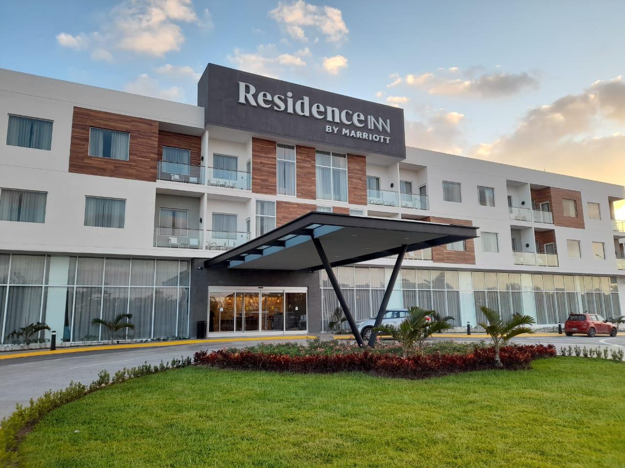Residence Inn By Marriott Cancun Hotel Zone Экстерьер фото